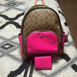 Coach book bag only worn 1 time has a wallet to match